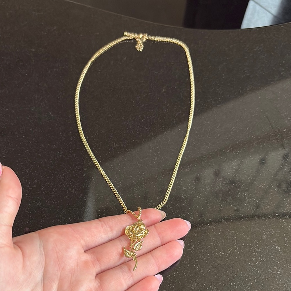 Elegant Gold Rose Pendant Necklace